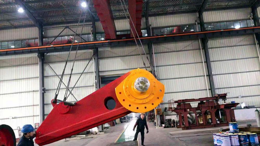 顎式破碎機(jī)動(dòng)顎吊裝中 顎式破碎機(jī)動(dòng)顎吊裝中